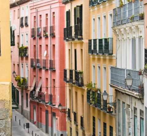 Airbnb écope de 64 millions d'euros d'amende pour avoir publié des annonces de logements non autorisés en Espagne.