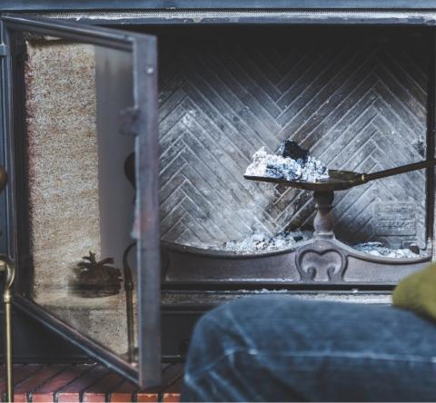 Chauffage au bois : 5 astuces anti-gaspi pour donner une nouvelle vie à votre cendre.