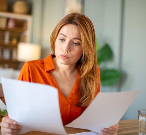 femme compare les devis pour trouver un bon artisan