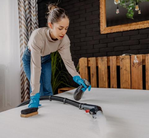 femme entrain de nettoyer son matelas