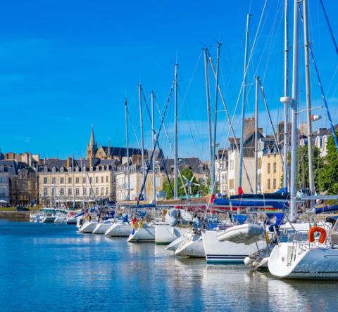 Port de Vannes dans le Morbihan avec son ciel bleu. 