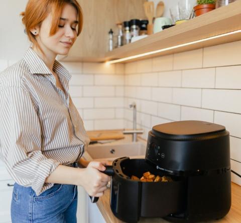 Si l'air fryer est réputé plus économe en énergie, il ne peut pas servir à cuire tous les types d'aliments. © Nazar Rybak - Getty images