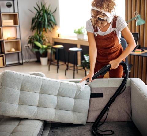 Tips pour bien nettoyer son canapé en fonction du matériau