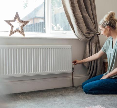 Allumer le chauffage uniquement dans le salon en continu et dans la chambre avant de vous y installer vous permet d'économiser sans sacrifier votre confort. © SolStock - Getty images