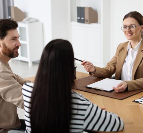 Transmettre l’usufruit de la maison via un testament pour protéger son conjoint non marié. © Liudmila Chernetska - Getty Images