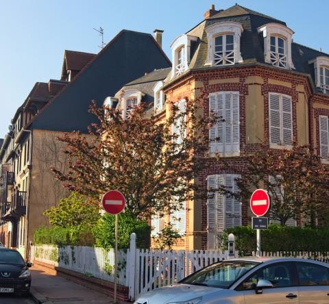 Un coin de rue typique dans la ville de Deauville, département du Calvados en Normandie