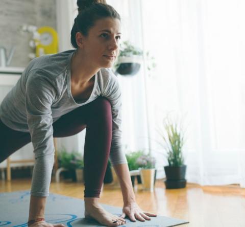 Quelques accessoires et aménagements suffisent pour créer un coin fitness confortable et motivant chez soi. © filmstudio - Getty images