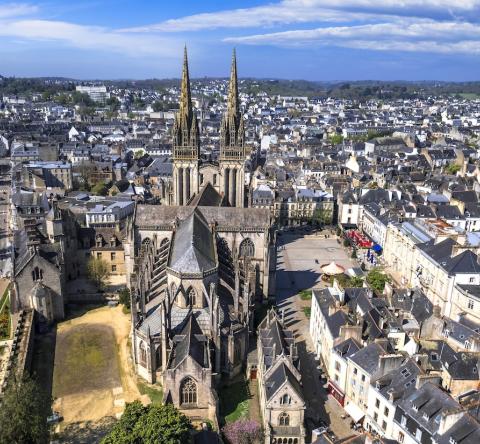 LaVille de Quimper, vue aérienne de la Cathédrale gothique Saint-Corentin 