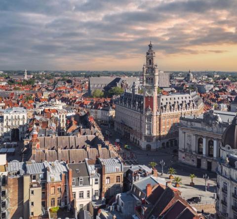 Lille est une ville dynamique et où il fait bon vivre, reliée à Paris par le TGV en 1h15. © taranchic - Getty images