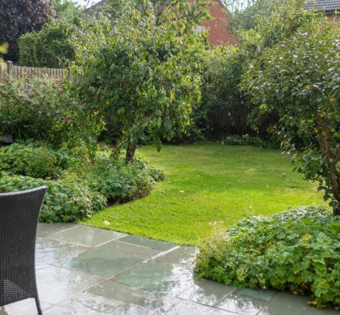 En période fortes pluies, il est important de mettre en place les bons gestes pour préserver sa pelouse. © Alphotographic - Getty images