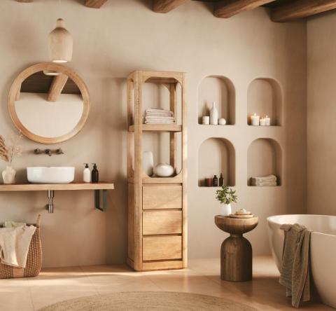 Le bois clair offre une atmosphère chaleureuse et lumineuse dans une salle de bain. © imaginima - Getty images