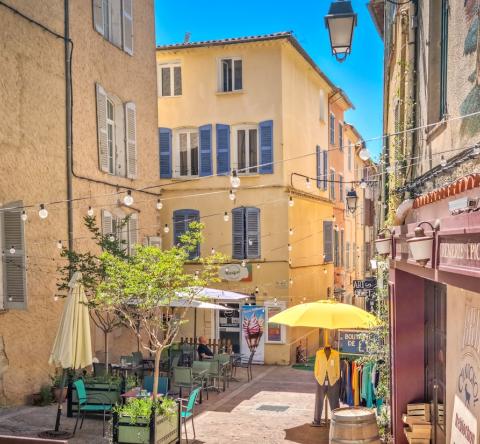 Vue de la vieille ville de Lorgues pendant l’été, dans le sud de la France
