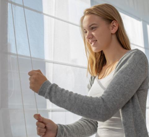 Il est important d'adapter l'heure de fermeture des volets à la saison, mais aussi à l'orientation des fenêtres. © ViktorCap - Getty images