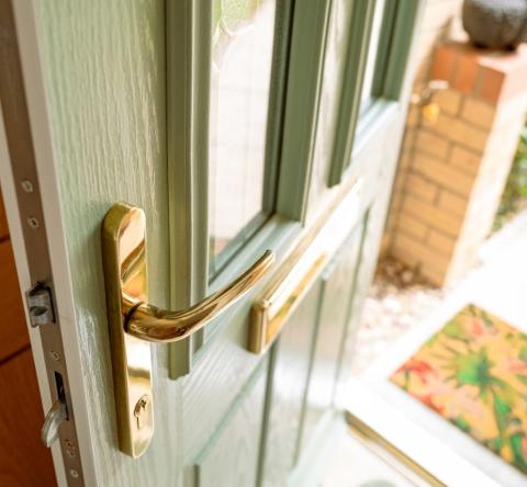 Porte d'entrée : comment améliorer son isolation thermique ?