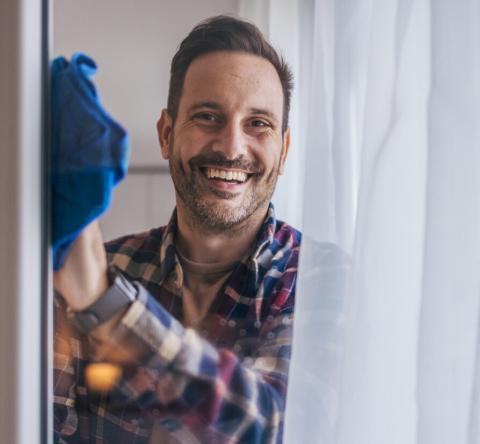 Quels ingrédients naturels pour nettoyer ses vitres sans laisser de traces ?