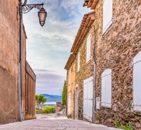 Vue panoramique d'une rue, dans le vieux village de Gassin. 