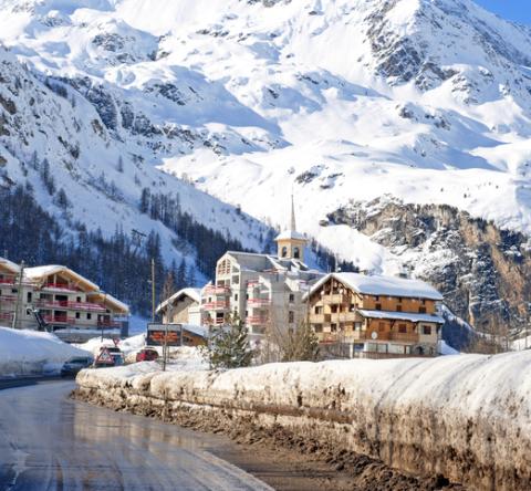 Village enneigé dans les Alpes françaises