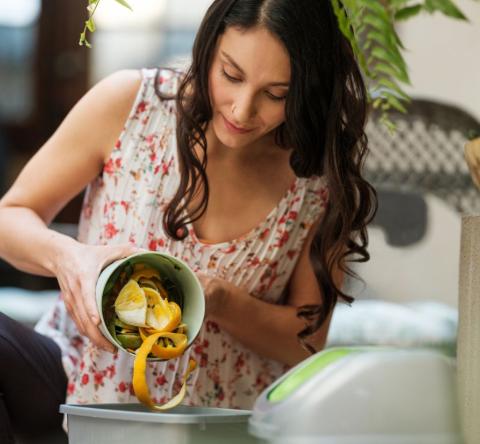 Il est tout à fait possible de mener à bien la mise en place d'un compost en appartement, en évitant quelques erreurs fréquentes. © aldomurillo - Getty images