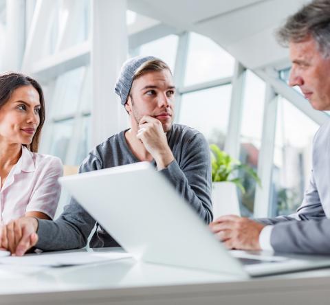 Un jeune couple est en rendez-vous avec son banquier
