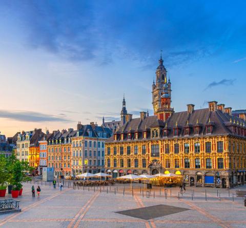 Le centre-ville de Lille est idéal pour une virée nocturne romantique. © Aliaksandr Antanovich - Getty Images