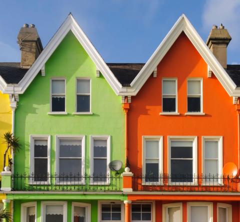 Si vous avez des envies de couleurs sur votre façade, pensez à consulter le PLU ou le service urbanisme de votre commune pour vérifier les règles qui s'appliquent. © Stephen Barnes - Getty images