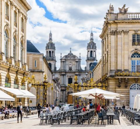 La Place Stanislas est un lieu emblématique de Nancy et ravira les amoureux d'architecture. © olrat - Getty images