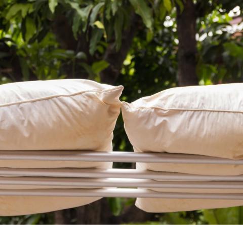 Exposer ses oreillers au soleil contribue à réduire l'accumulation d'humidité et donc à renforcer l'hygiène de votre literie. © PJjaruwan - Getty images