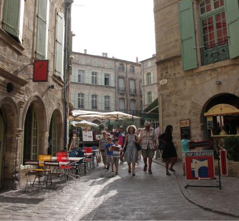 Pézenas est un village de l'Hérault au charme historique, qui conjugue dynamisme et authenticité. © arenysam - Getty images