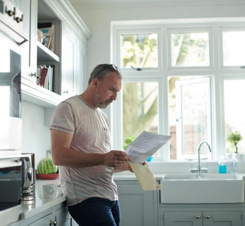 En plus de l’indemnité d’occupation, le propriétaire peut demander des dommages et intérêts en cas de préjudices subis. © sturti – Getty Images