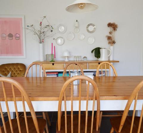 La salle à manger 2026 est chaleureuse, modulable et personnalisée pour en faire une pièce confortable et singulière. © monkeybusinessimages - Getty images