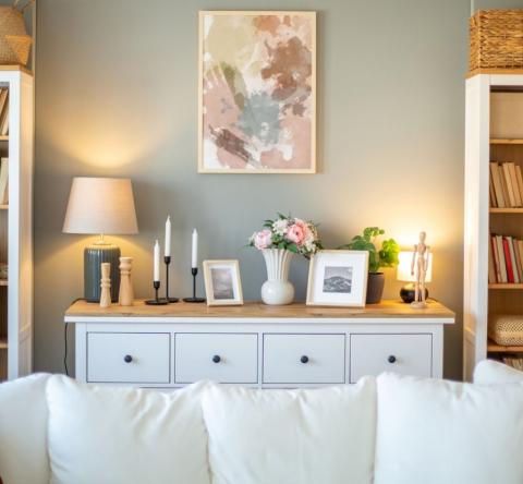 Des aménagements simples permettent de profiter d'un salon sans écran chaleureux et agréable. © draganab - Getty images