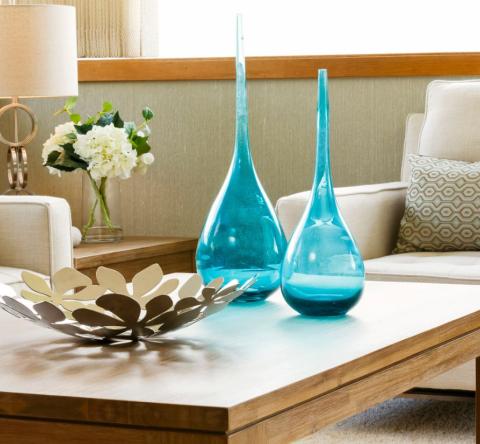 Le verre teinté peut être adopté par petites touches, notamment sur des vases design. © chuckcollier - Getty images