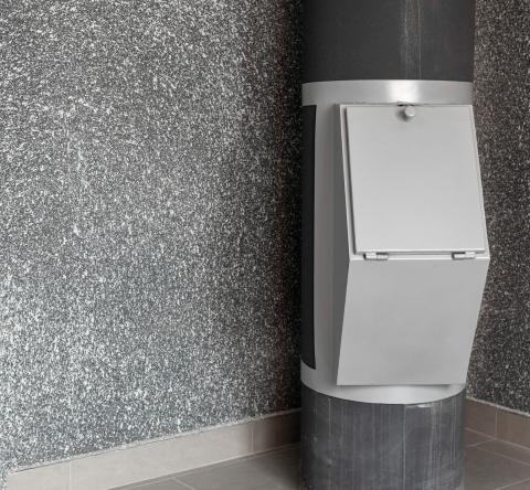 Sécurité, hygiène, entretien… les vide-ordures en copropriété sont encadrés par une réglementation strictes. © Ekaterina Rekina – Getty Images