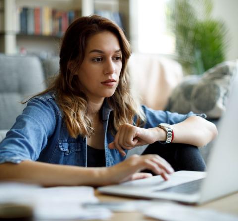 Jeune-femme-recherche-des-infos-sur-internet-par rapport-a-l'augmentation de loyer en logement social