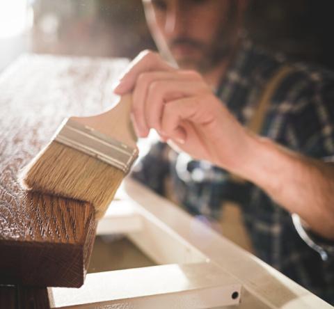 Comment effacer les traces d'eau sur un meuble en bois ?