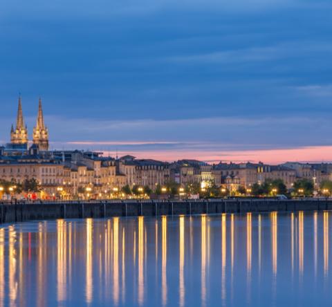 Vue de nuit sur Bordeaux et la Garonne. 