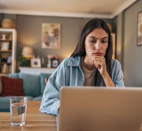 femme-devant-son-ordinateur-cherche-a-savoir-qui-peut-vivre-dans-une-maison-en-indivision