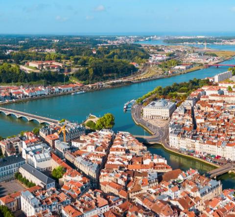 Bayonne est l'une des villes les plus recherchées de Pyrénées-Atlantiques. © saiko3p - Getty images