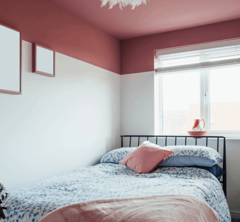 Vous pouvez peindre le plafond pour en faire un élément de décoration à part entière dans une pièce. © SolStock - Getty images