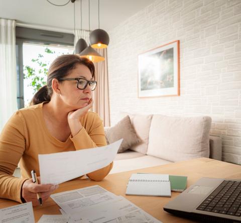 Solder, revoir vos mensualités, faire un RAC… que faire si vous avez trop de crédits ? @ Getty Images - fcafotodigital
