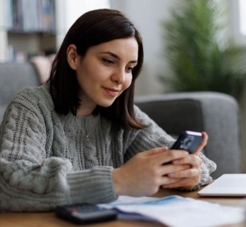 Plusieurs podcasts ont été créés pour informer les femmes et les inciter à se lancer dans l'investissement de toute sorte. © damircudic - Getty images