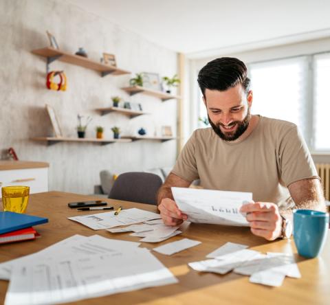 Conseil pour le rachat de crédit : 7 astuces pour faire accepter votre dossier. © Getty Images - urbazon