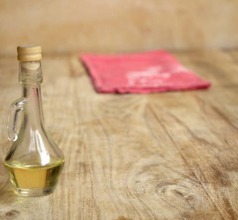Huile d'olive + vinaigre blanc : le mélange magique pour redonner de l'éclat au bois