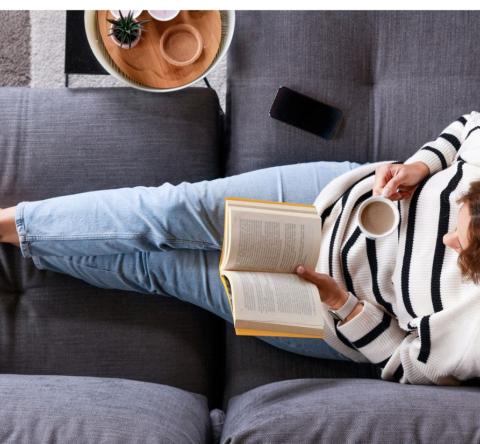 Les livres de d'architectes d'intérieur vous informent et vous accompagnent dans vos projets d'aménagement et de décoration. © eternalcreative - Getty images