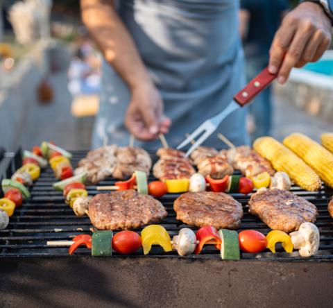Barbecue à charbon ou plancha : 7 points clés pour se décider