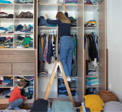 Quelques accessoires bien choisis et astuces simples permettent d'effectuer un ménage de printemps efficace. © mmpile - Getty images