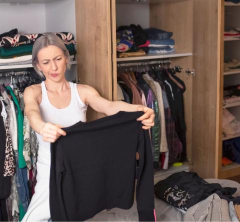 Le tri des vêtements est un incontournable du rangement de printemps. © Jakovo - Getty images