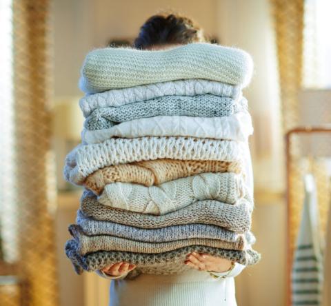 Faites le plein d'astuces pour ranger efficacement vos vêtements d'hiver avec l'arrivée du printemps. © CentralITAlliance  - Getty images