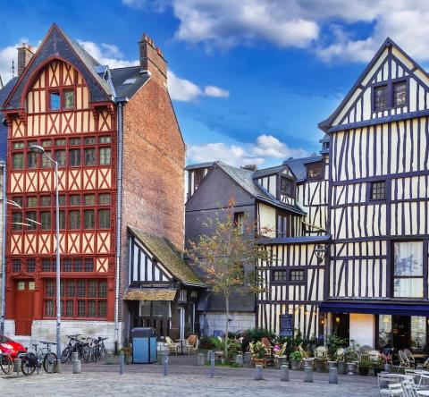 Vue sur un quartier typique de la ville de Rouen avec de magnifiques maisons à colombages