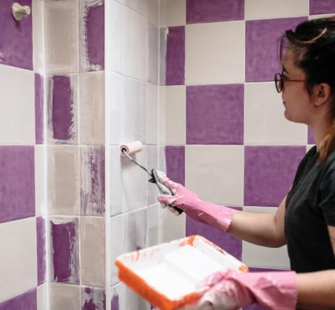 De quelle couleur repeindre le carrelage de votre salle de bain ?